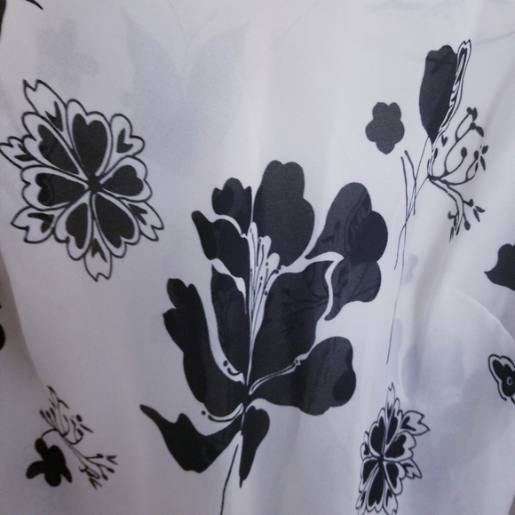 Floral, Flowy, Bell Sleeve, Asymmetrical Blouse - Picture 5 of 8